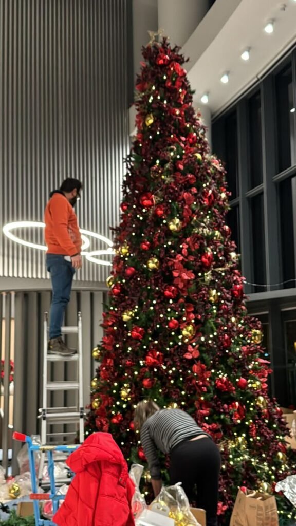 Montaje y decoración de árboles de Navidad