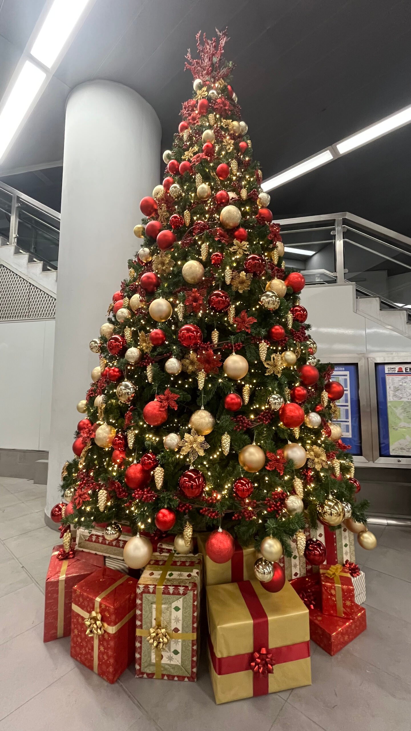Árbol de Navidad decorado para alquiler en Málaga